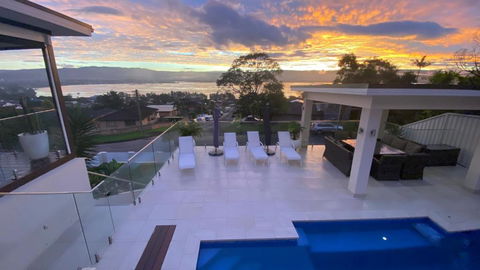 HEATed Pool, Lake & Beach, Luxury 5 B/R House - Accommodation Port Hedland 1