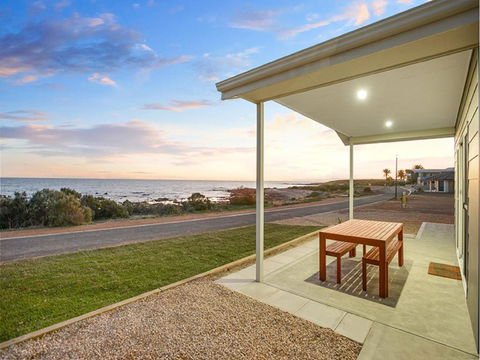 High Tide - Beachfront Pet-friendly - Accommodation Port Hedland 2