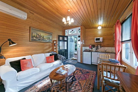 Hillside Country Retreat - Accommodation Port Hedland 0