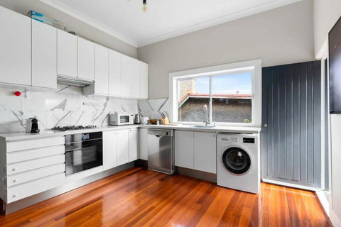 Huge Harbour View Apartment In Historic Home - Accommodation Port Hedland 3