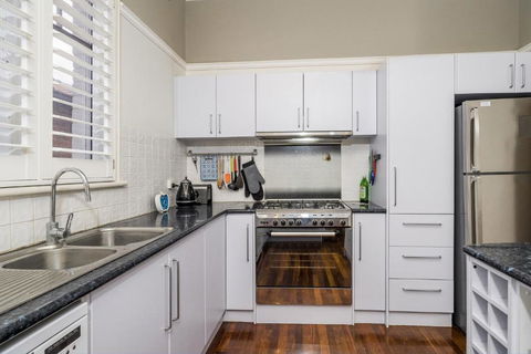 Incredible 3-Bed Renovated Home With Huge Garden - Accommodation Port Hedland 2