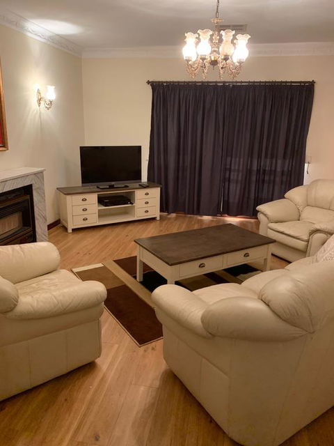 Adelaide's Holiday Home - Accommodation Port Hedland 2