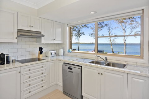 Adrift Retreat - St Georges Basin Waterfront Home - Accommodation Port Hedland 3