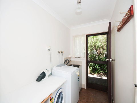 All Decked Out - Pet Friendly - Accommodation Port Hedland 2