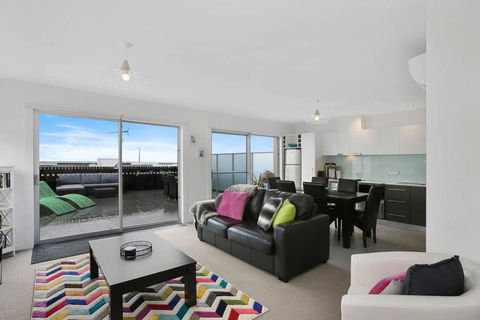 APOLLO 13 PENTHOUSE - Free Wifi & Huge Terrace! - Accommodation Port Hedland 0