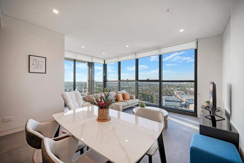 Luxury 1BR Apt With Stunning City Skyline Views - Accommodation Port Hedland 2
