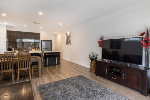 Luxury Home In Christies Beach With King Bed, NBN, Netflix, 3Bed 2Bath - Accommodation Port Hedland 1