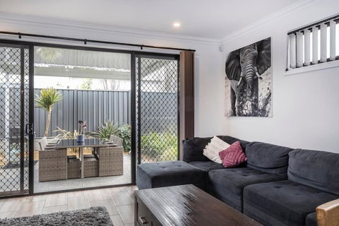 Luxury Home In Christies Beach With King Bed, NBN, Netflix, 3Bed 2Bath - Accommodation Port Hedland 2