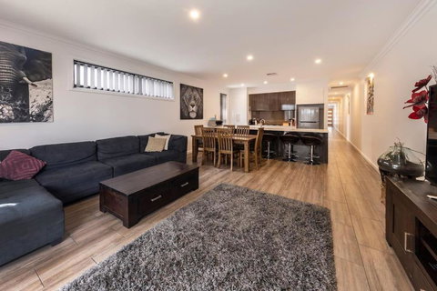 Luxury Home In Christies Beach With King Bed, NBN, Netflix, 3Bed 2Bath - Accommodation Port Hedland 3