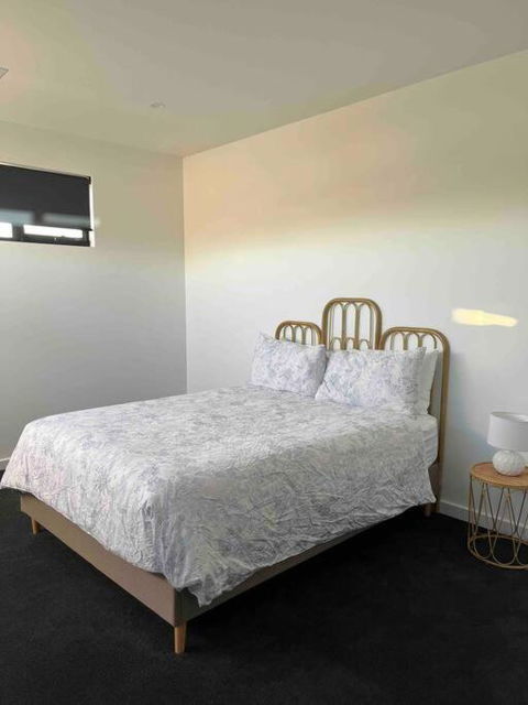 Luxury On The Lake - Accommodation Port Hedland 3