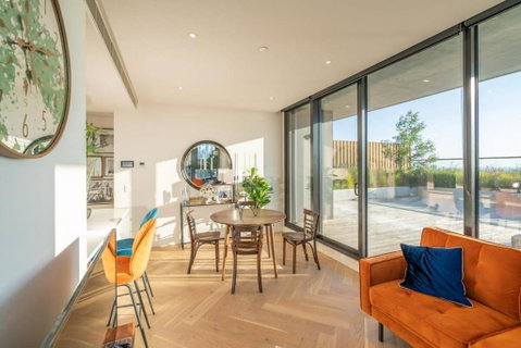Magnificent Retreat Facing Albert Park Lake & CBD - Accommodation Port Hedland 3