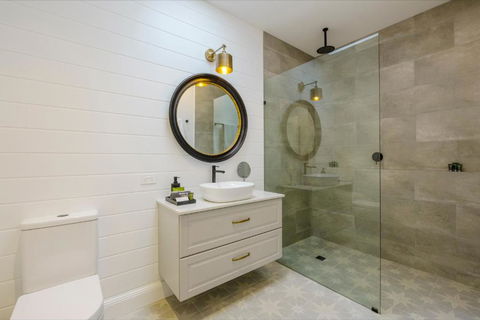 MAIN STREET RETREAT - King BRs, Comp Minibar, Breakfast Prov, Fireplaces - Accommodation Port Hedland 2