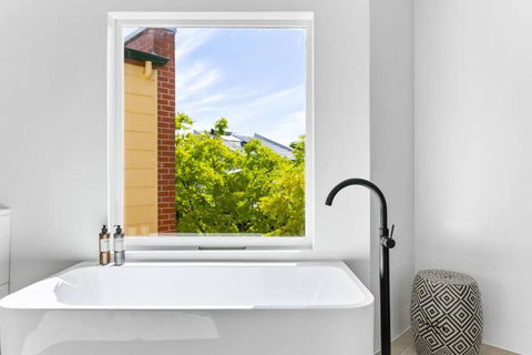 MANHATTAN STYLE 3 STORY LUXURY IN ST PETERS - Accommodation Port Hedland 2