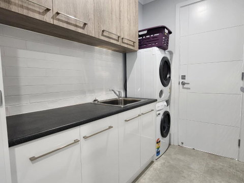 Minutes To The Beach! King Bed With TV, Spa Bath - Accommodation Port Hedland 2