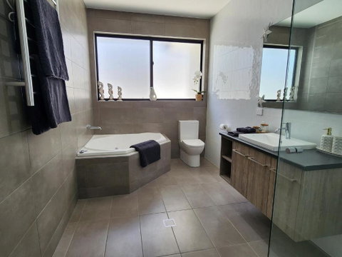 Minutes To The Beach! King Bed With TV, Spa Bath - Accommodation Port Hedland 1