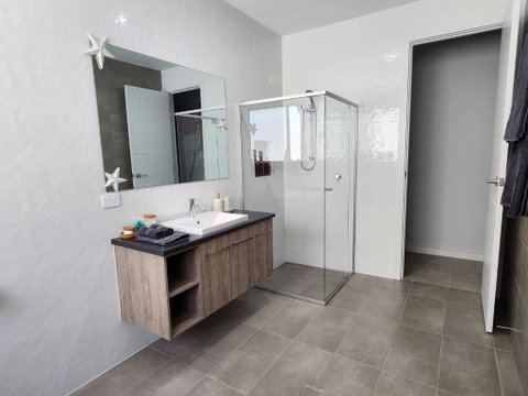 Minutes To The Beach! King Bed With TV, Spa Bath - Accommodation Port Hedland 3
