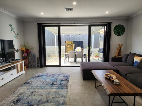 Minutes To The Beach! King Bed With TV, Spa Bath - Accommodation Port Hedland 0