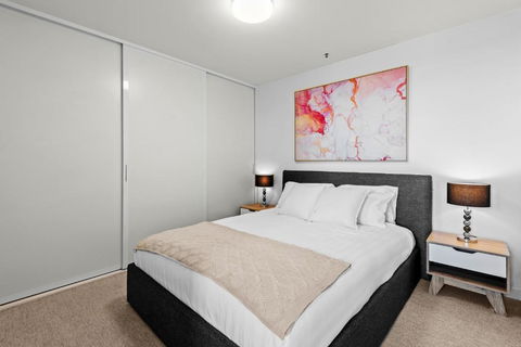 Modern 1-Bed & City Views, Steps From Racecourse - Accommodation Port Hedland 1