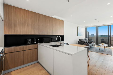 Modern 1-Bed & City Views, Steps From Racecourse - Accommodation Port Hedland 2