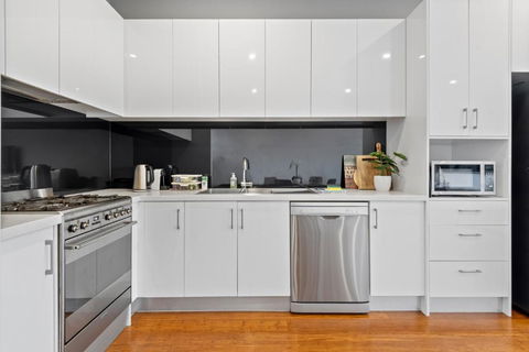 Modern 2-Bed Home In Brunswick With Courtyard - Accommodation Port Hedland 2