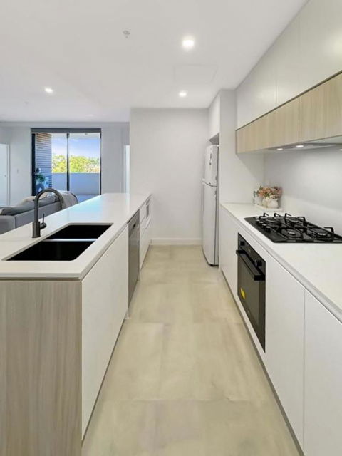Modern 2BR Suite With Balcony & Parking Near Airport - Accommodation Port Hedland 1