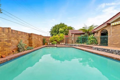 Modern Comfort Retreat 4Bed Cozy Haven W Pool - Accommodation Port Hedland 2