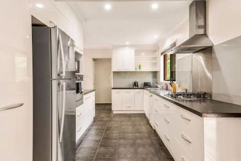 Modern Comfort Retreat 4Bed Cozy Haven W Pool - Accommodation Port Hedland 3