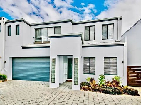 Modern Double-Story Abode A Scarborough Delight - Accommodation Port Hedland 0