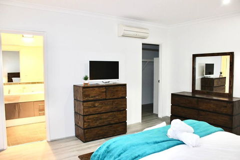 Modern Double-Story Abode A Scarborough Delight - Accommodation Port Hedland 2