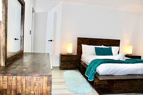 Modern Double-Story Abode A Scarborough Delight - Accommodation Port Hedland 3