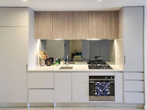 Modern Elegance: 2 Bedroom Oasis W/ Free Parking - Accommodation Port Hedland 1