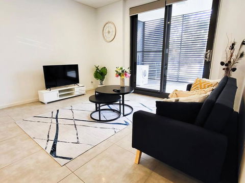 Modern Elegance: 2 Bedroom Oasis W/ Free Parking - Accommodation Port Hedland 3
