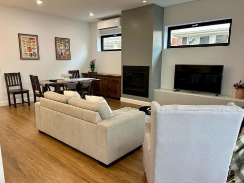 Modern Home - Gr8 4 Groups - Accommodation Port Hedland 0
