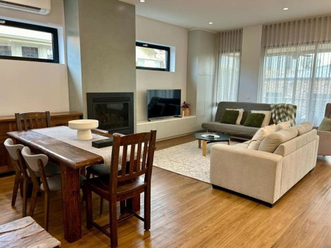 Modern Home - Gr8 4 Groups - Accommodation Port Hedland 3