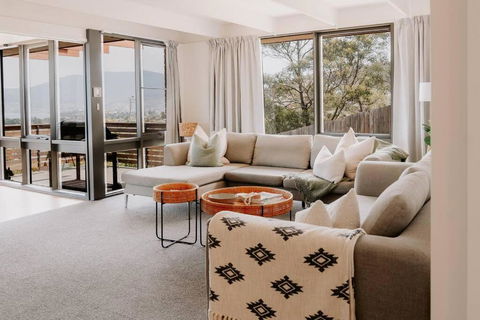 Modern Home Overlooking River - Accommodation Port Hedland 1