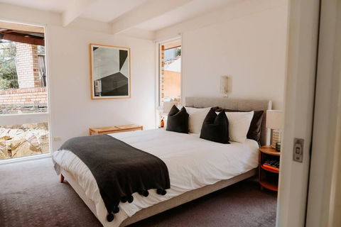Modern Home Overlooking River - Accommodation Port Hedland 2
