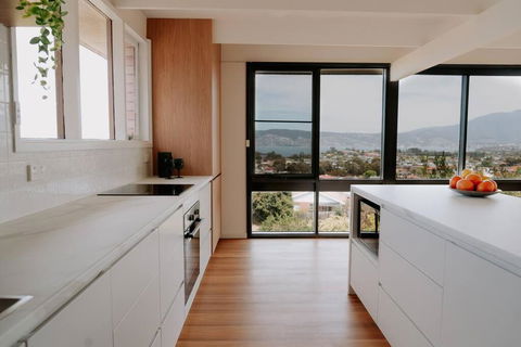 Modern Home Overlooking River - Accommodation Port Hedland 3