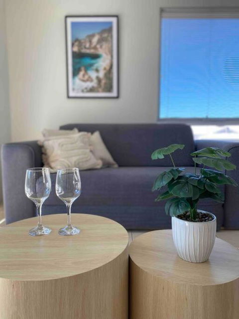 Modern Luxury 1 Bedroom Apartment - Walk To The Shops! Free Wifi - Accommodation Port Hedland 1