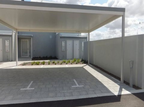 Modern Luxury 1 Bedroom Apartment - Walk To The Shops! Free Wifi - Accommodation Port Hedland 2