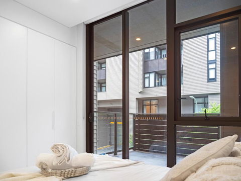 Modern Split Level 2Bed With Pool - Accommodation Port Hedland 1