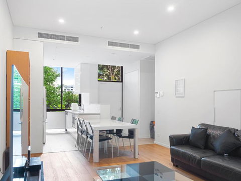 Modern Split Level 2Bed With Pool - Accommodation Port Hedland 0