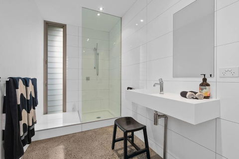 Modern Studio With Sweeping Views - Accommodation Port Hedland 1