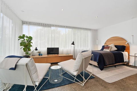 Modern Studio With Sweeping Views - Accommodation Port Hedland 2