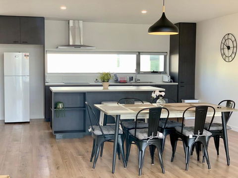 Modern Villa With Water View - Accommodation Port Hedland 1
