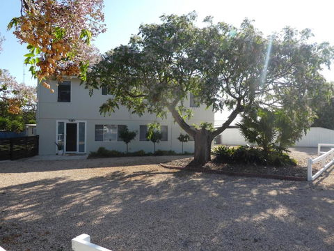 Moonta Bay Stylish Large Home 3 Min Walk From Beach And Jetty - Accommodation Port Hedland 2