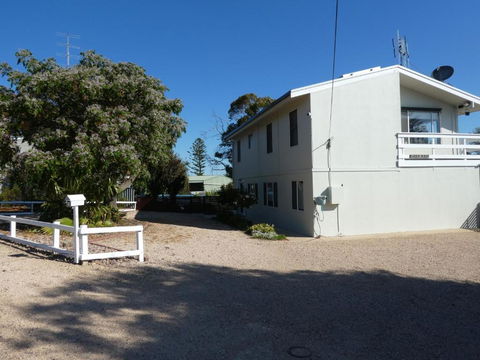 Moonta Bay Stylish Large Home 3 Min Walk From Beach And Jetty - Accommodation Port Hedland 1