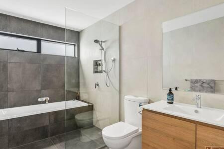 Mountain View Villa-close To Shops-10min To CBD - Accommodation Port Hedland 1