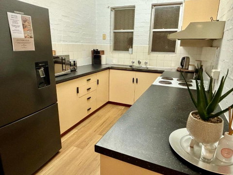Neat 2 Bedroom Apartment, With Free Parking - Accommodation Port Hedland 2