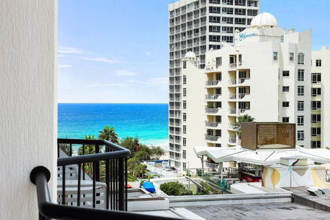 NEW Stunning Central Surfers Studio Apartment. - Accommodation Port Hedland 1