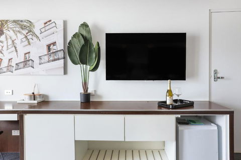 NEW Stunning Central Surfers Studio Apartment. - Accommodation Port Hedland 3